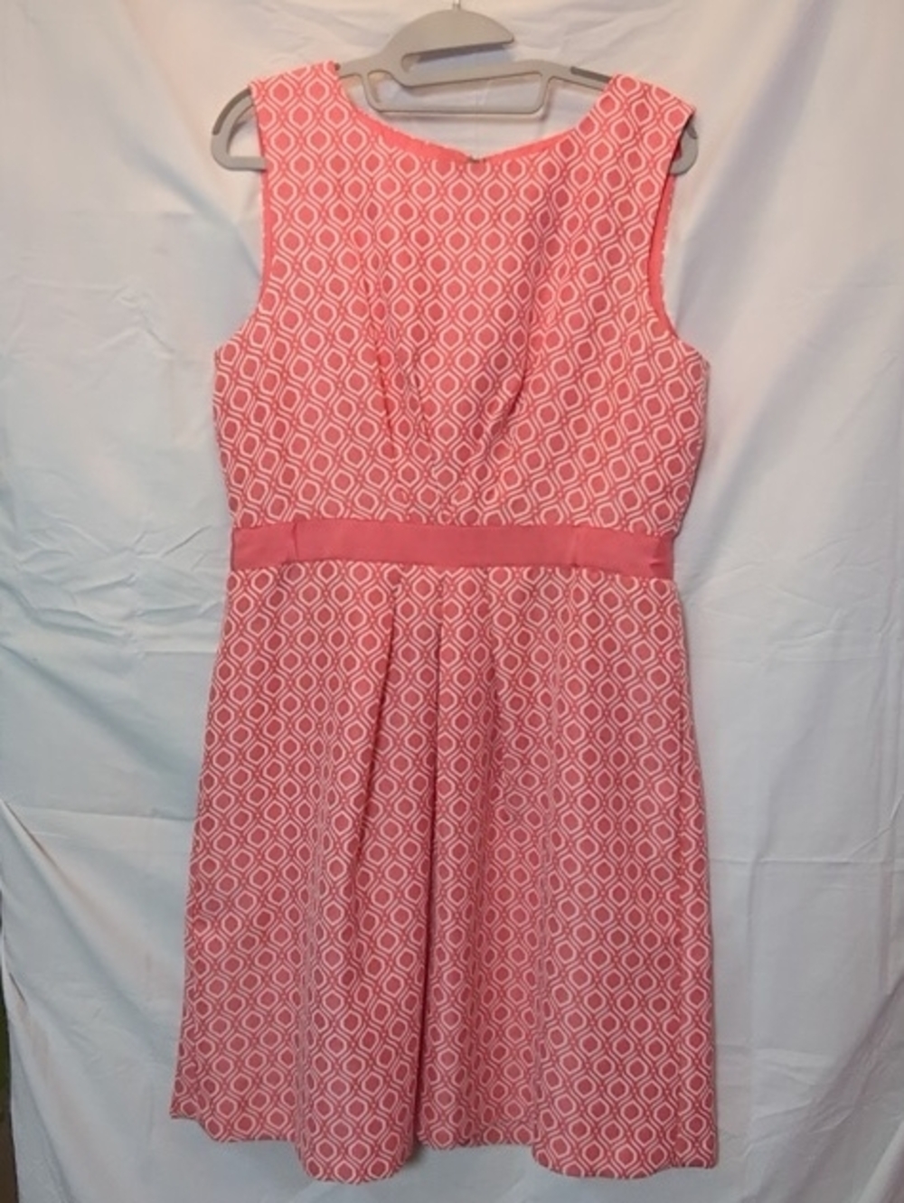 Sleeveless Pink Geometric Midi Dress with Defined Waist